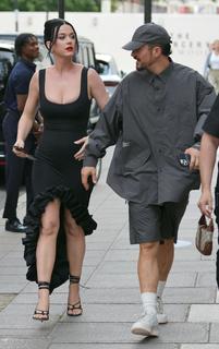 Katy Perry feet photo thumbnail