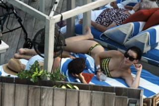 Katy Perry feet photo thumbnail