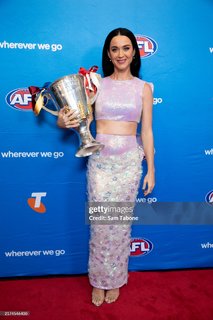 Katy Perry feet photo thumbnail