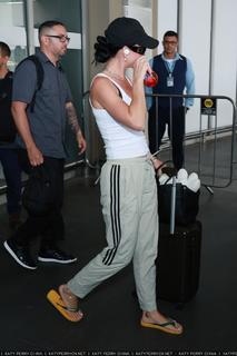 Katy Perry feet photo thumbnail