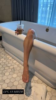 Katy Perry feet photo thumbnail