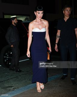 Katy Perry feet photo thumbnail