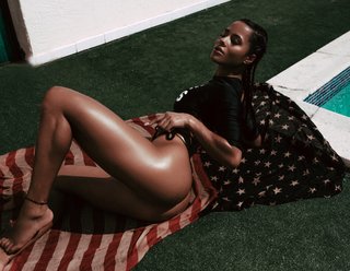 Katya Henry feet photo thumbnail