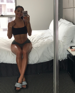 Katya Henry feet photo thumbnail