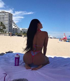 Katya Henry feet photo thumbnail