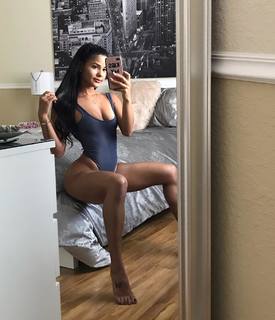 Katya Henry feet photo thumbnail