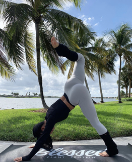 Katya Henry feet photo thumbnail