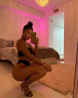 Katya Henry feet photo thumbnail