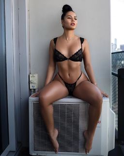 Katya Henry feet photo thumbnail