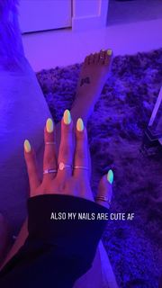 Katya Henry feet photo thumbnail