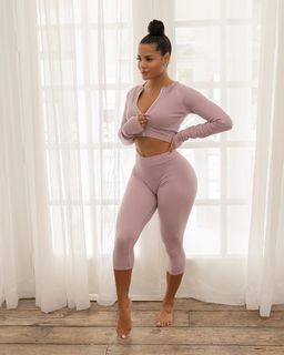 Katya Henry feet photo thumbnail