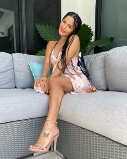 Katya Henry feet photo thumbnail