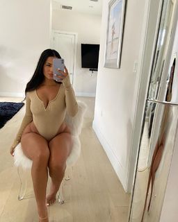 Katya Henry feet photo thumbnail