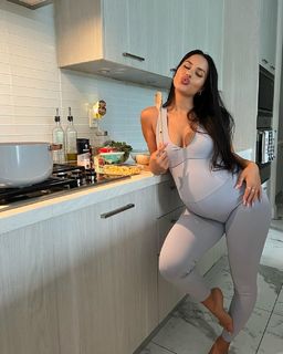 Katya Henry feet photo thumbnail