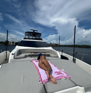 Katya Henry feet photo thumbnail