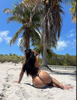 Katya Henry feet photo thumbnail