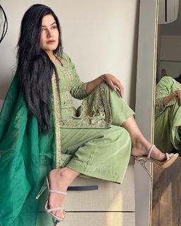 Kaur. B. feet photo 8