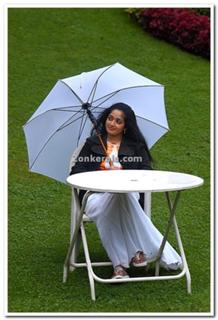 Kavya Madhavan feet photo thumbnail