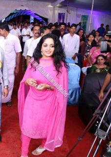 Kavya Madhavan feet photo thumbnail