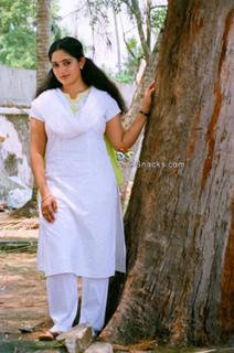 Kavya Madhavan feet photo thumbnail