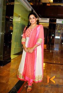 Kavya Madhavan feet photo thumbnail