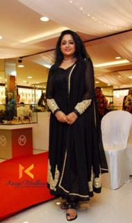 Kavya Madhavan feet photo thumbnail
