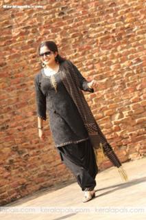 Kavya Madhavan feet photo thumbnail