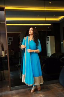 Kavya Madhavan feet photo thumbnail