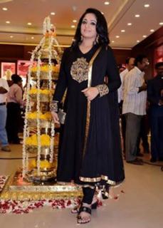 Kavya Madhavan feet photo thumbnail