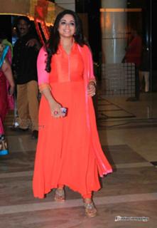 Kavya Madhavan feet photo thumbnail