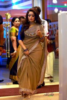 Kavya Madhavan feet photo thumbnail