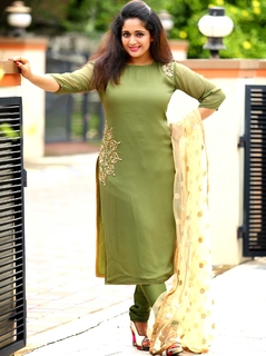 Kavya Madhavan feet photo thumbnail