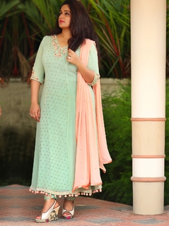 Kavya Madhavan feet photo thumbnail