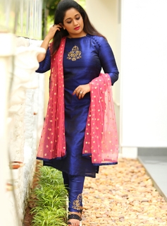 Kavya Madhavan feet photo thumbnail