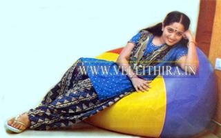 Kavya Madhavan feet photo thumbnail