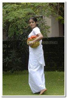 Kavya Madhavan feet photo thumbnail