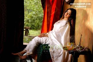 Kavya Madhavan feet photo thumbnail
