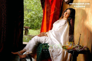 Kavya Madhavan feet photo thumbnail