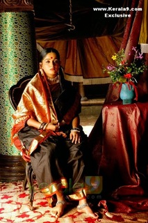 Kavya Madhavan feet photo thumbnail