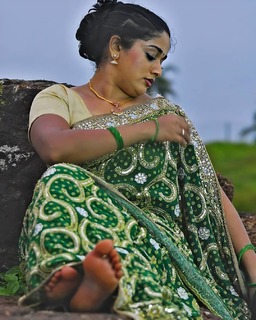 Kavya Madhavan feet photo thumbnail