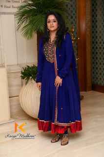 Kavya Madhavan feet photo thumbnail
