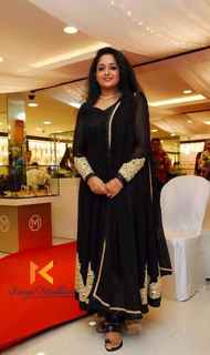 Kavya Madhavan feet photo thumbnail