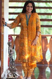 Kavya Madhavan feet photo thumbnail