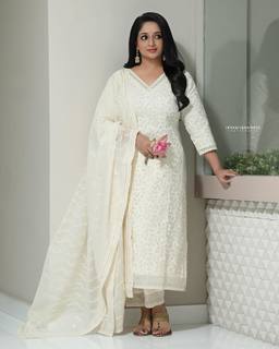 Kavya Madhavan feet photo thumbnail