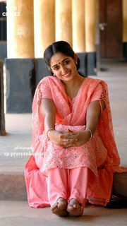 Kavya Madhavan feet photo 4
