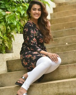 Kavya Thapar feet photo 1