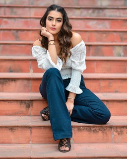Kavya Thapar feet photo 1