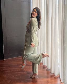Kavya Thapar feet photo 12