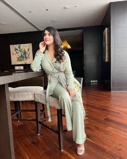 Kavya Thapar feet photo 11