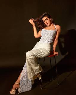 Kavya Thapar feet photo 8